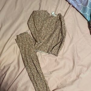 H&M soft cotton knit outfit in size 3T.  Floral print perfect for   Fall